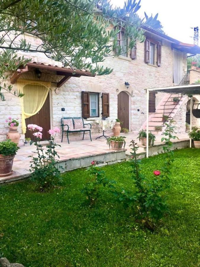 B&B Il Poggetto Serra SantʼAbbondio Екстериор снимка