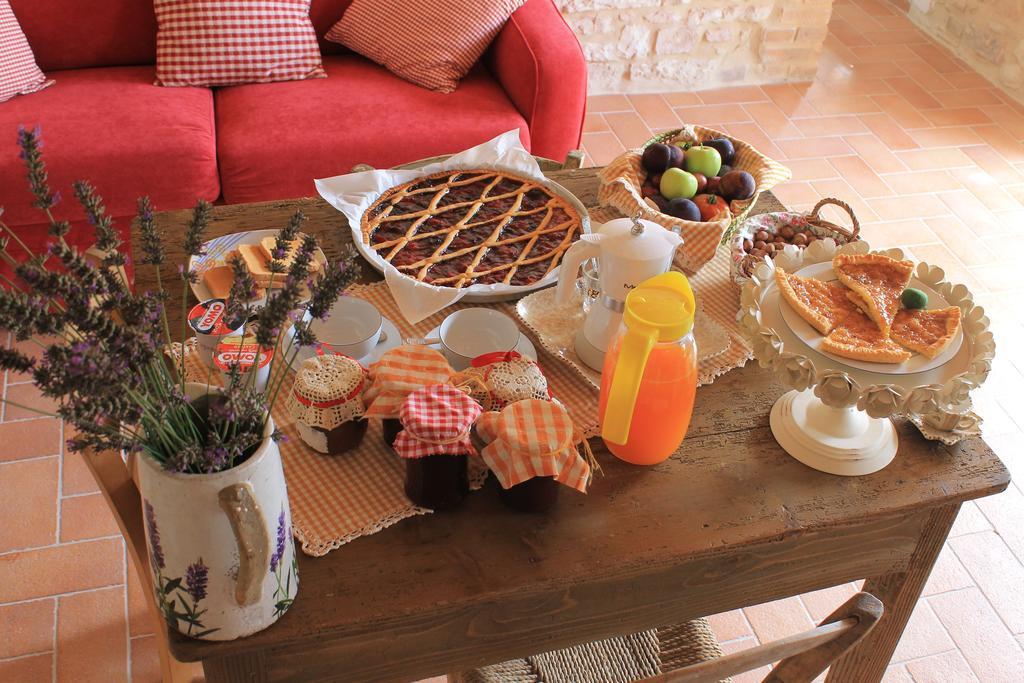 B&B Il Poggetto Serra SantʼAbbondio Екстериор снимка