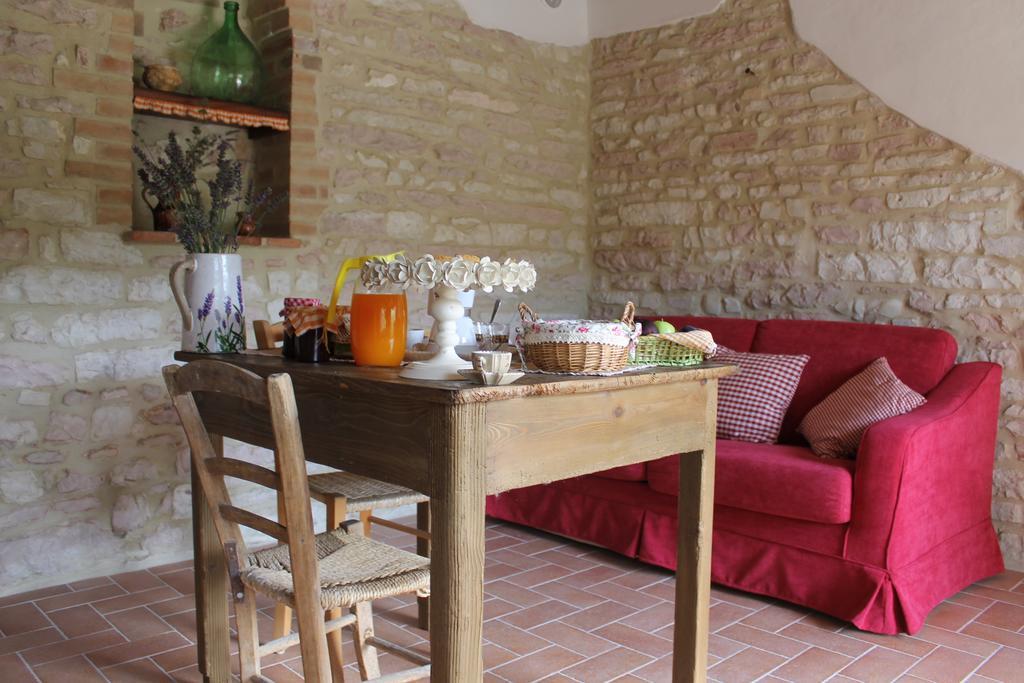 B&B Il Poggetto Serra SantʼAbbondio Екстериор снимка