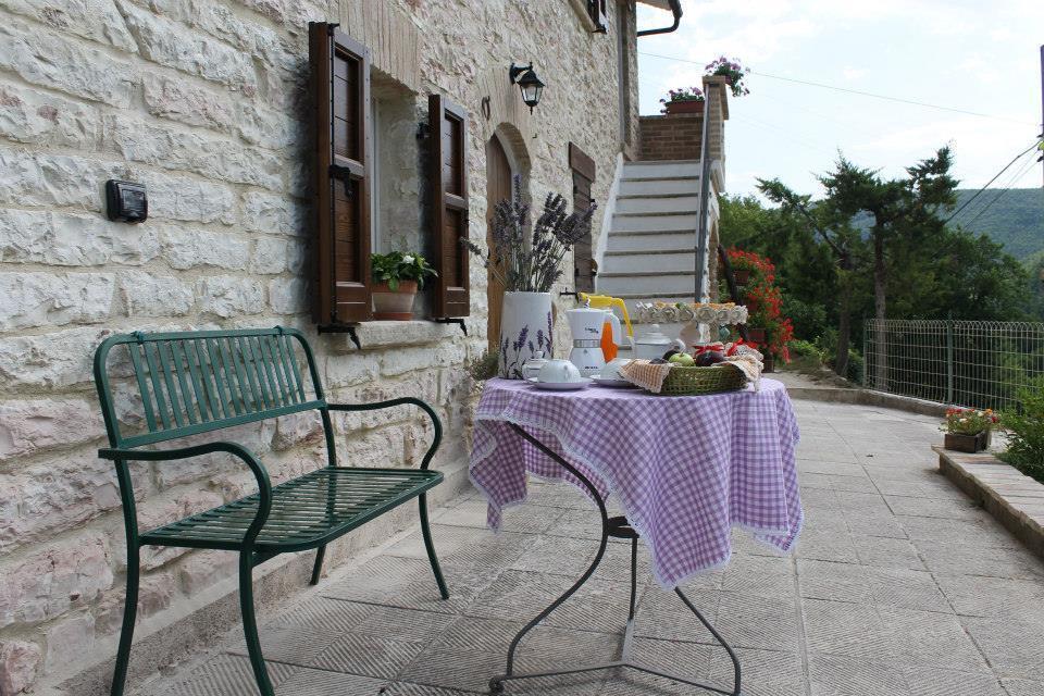 B&B Il Poggetto Serra SantʼAbbondio Екстериор снимка